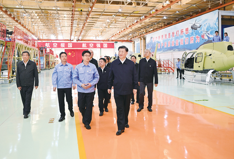 2023年10月10日至13日，中共中央总书记、国家主席、中央军委主席习近平在江西考察。这是11日上午，习近平在景德镇市昌河飞机工业（集团）有限公司考察。 新华社记者 燕雁/摄