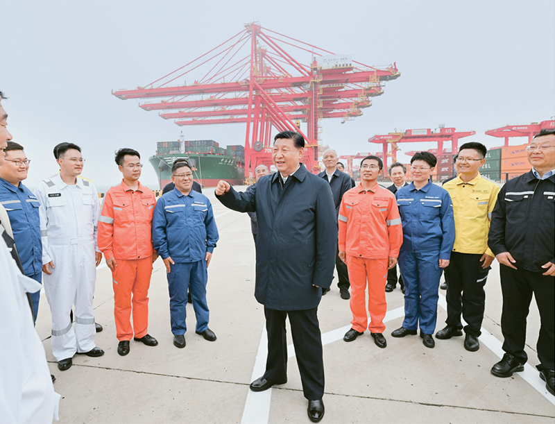 2024年5月22日至24日，中共中央总书记、国家主席、中央军委主席习近平在山东考察。这是22日下午，习近平在日照港亲切慰问港口科技工作者、运营人员、航运人员。 新华社记者 谢环驰/摄