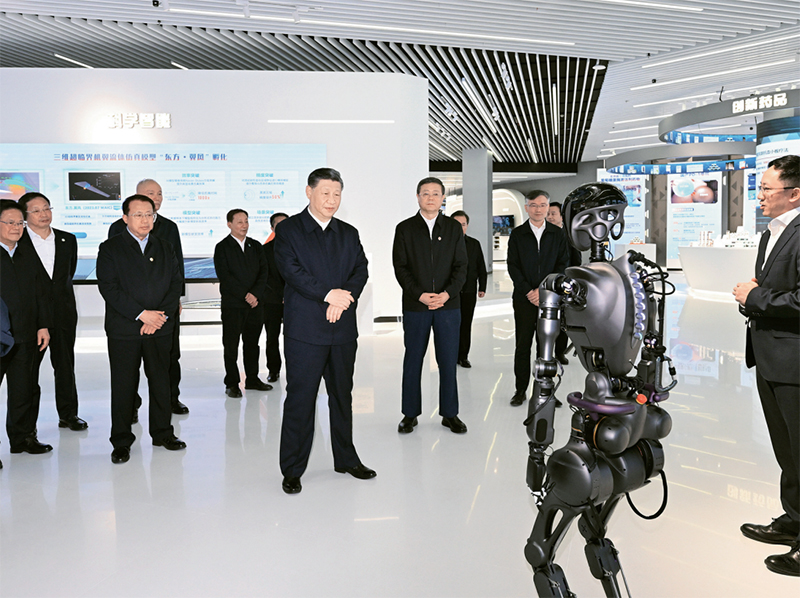 2023年11月28日至12月2日，中共中央总书记、国家主席、中央军委主席习近平在上海考察。这是11月28日下午，习近平在浦东新区张江科学城参观上海科技创新成果展。 新华社记者 谢环驰/摄