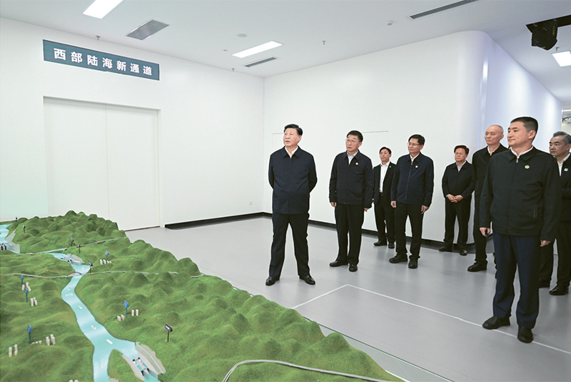 2023年12月14日至15日，中共中央总书记、国家主席、中央军委主席习近平在广西考察。这是14日上午，习近平在南宁市考察中国—东盟信息港股份有限公司，结合平陆运河沙盘听取西部陆海新通道骨干工程建设汇报。 新华社记者 谢环驰/摄